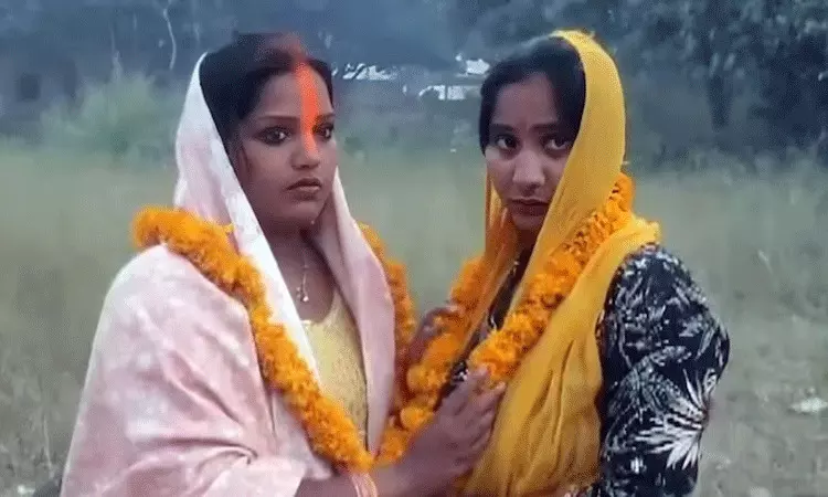 మద్యపాన భర్తలతో విసిగిపోయిన భార్యలు.. ఒకరినొకరు పెళ్లి చేసుకున్న ఇద్దరు మహిళలు మద్యపాన భర్తలతో విసిగిపోయిన భార్యలు.. ఒకరినొకరు పెళ్లి చేసుకున్న ఇద్దరు మహిళలు