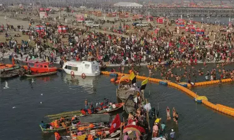 మద్యం స్మగ్లర్ పాపాలను కడుక్కోవడానికి మహా కుంభంలో పవిత్ర స్నానం మద్యం స్మగ్లర్ పాపాలను కడుక్కోవడానికి మహా కుంభంలో పవిత్ర స్నానం