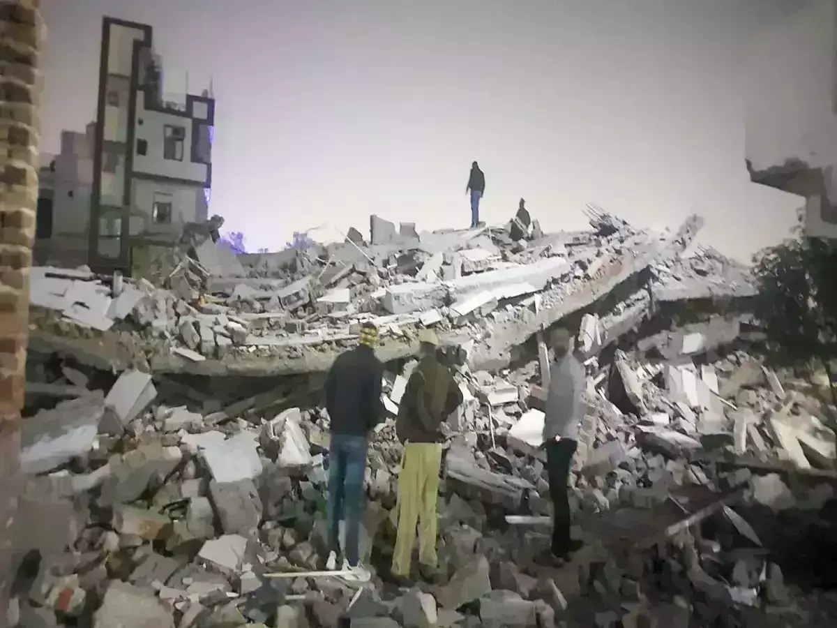 Building Collapses: ఢిల్లీలో కూలిన భవనం, ఎంతమందిని రక్షించారంటే? Building Collapses: ఢిల్లీలో కూలిన భవనం, ఎంతమందిని రక్షించారంటే?