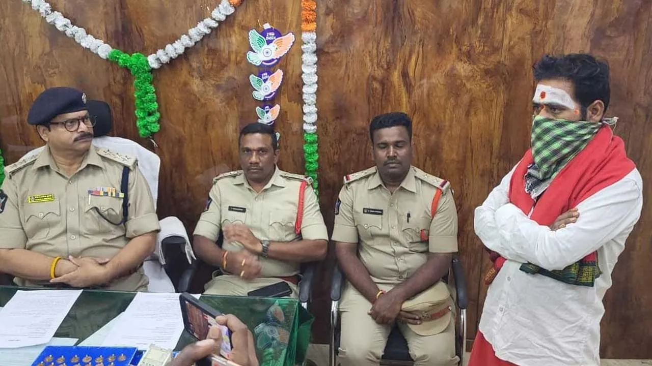Fake Swamiji Arrested : శాంతి పూజలు అంటూ మోసాలకు పాల్పడుతున్న దొంగ స్వామీజీ అరెస్ట్! Fake Swamiji Arrested : శాంతి పూజలు అంటూ మోసాలకు పాల్పడుతున్న దొంగ స్వామీజీ అరెస్ట్!