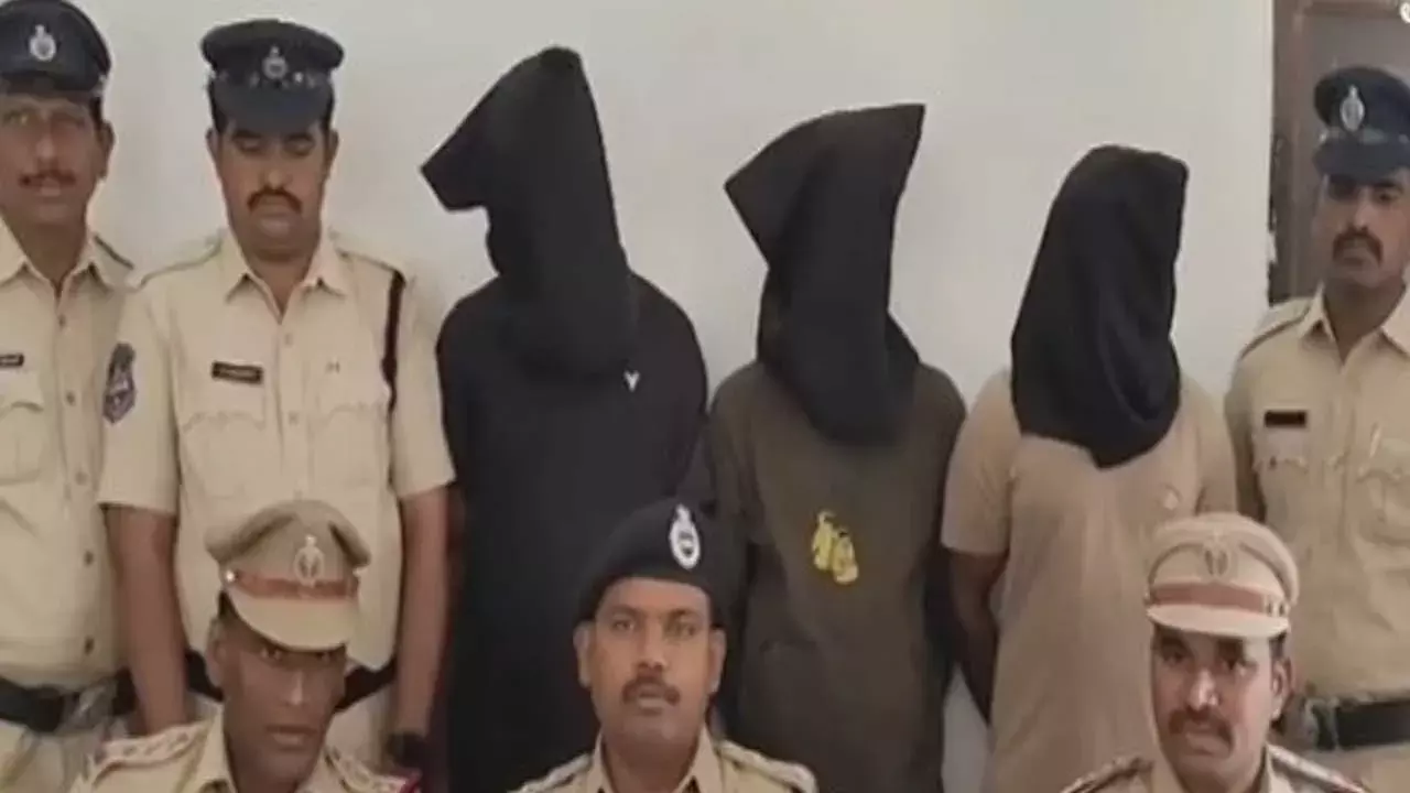 Ganja Smuggling Racket : కోదాడలో గంజాయి కలకలం Ganja Smuggling Racket : కోదాడలో గంజాయి కలకలం