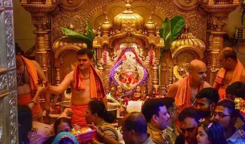 Siddhivinayak Temple: డ్రస్ కోడ్ ప్రకటించిన సిద్ధివినాయక్ గణపతి ఆలయ ట్రస్ట్ Siddhivinayak Temple: డ్రస్ కోడ్ ప్రకటించిన సిద్ధివినాయక్ గణపతి ఆలయ ట్రస్ట్