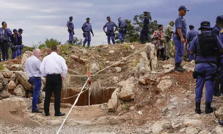 బంగారు గనిలో విషాదం..కొండచరియలు విరిగిపడి 10 మంది  కార్మికులు మృతి