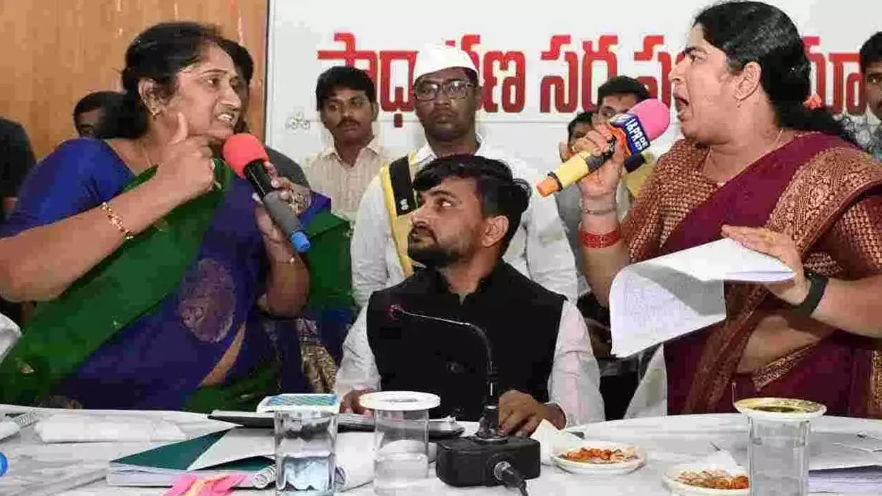 Anantha ZP Meeting : అనంత జెడ్పీ మీటింగ్ లో రసాభాస Anantha ZP Meeting : అనంత జెడ్పీ మీటింగ్ లో రసాభాస