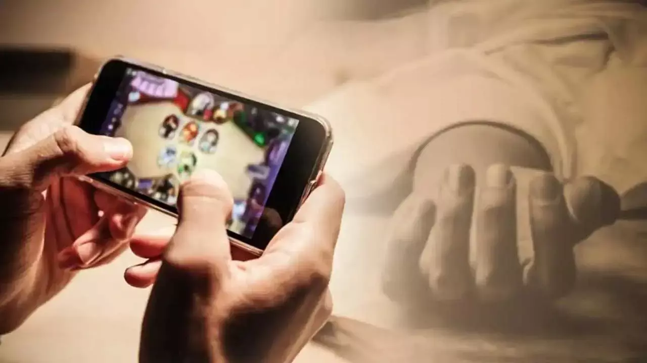 Online Game Suicide : ఆన్ లైన్ గేమ్కు మరో యువకుడు బలి Online Game Suicide : ఆన్ లైన్ గేమ్కు మరో యువకుడు బలి
