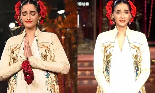 Sonam Kapoor : స్టేజీపైనే సోనమ్ కపూర్ కన్నీళ్లు Sonam Kapoor : స్టేజీపైనే సోనమ్ కపూర్ కన్నీళ్లు