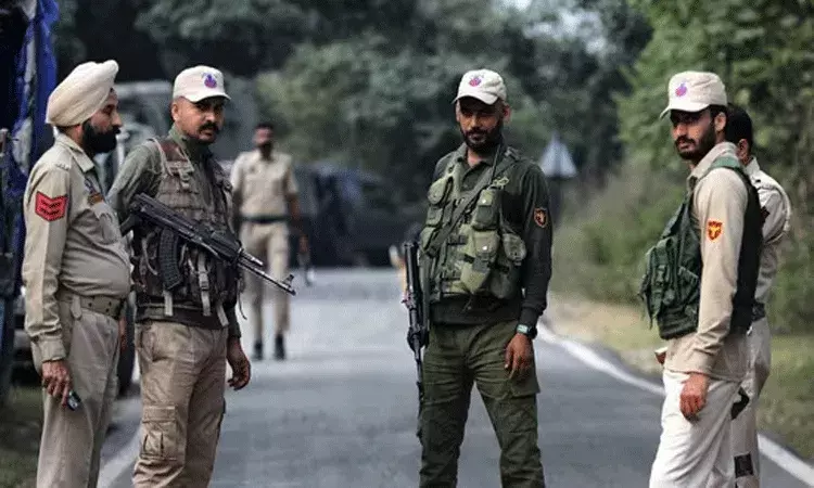 Kashmir: ఉగ్రవాదుల దాడిలో మాజీ సైనికుడు మృతి.. గాయాలతో బయటపడ్డ భార్య, కుమార్తె