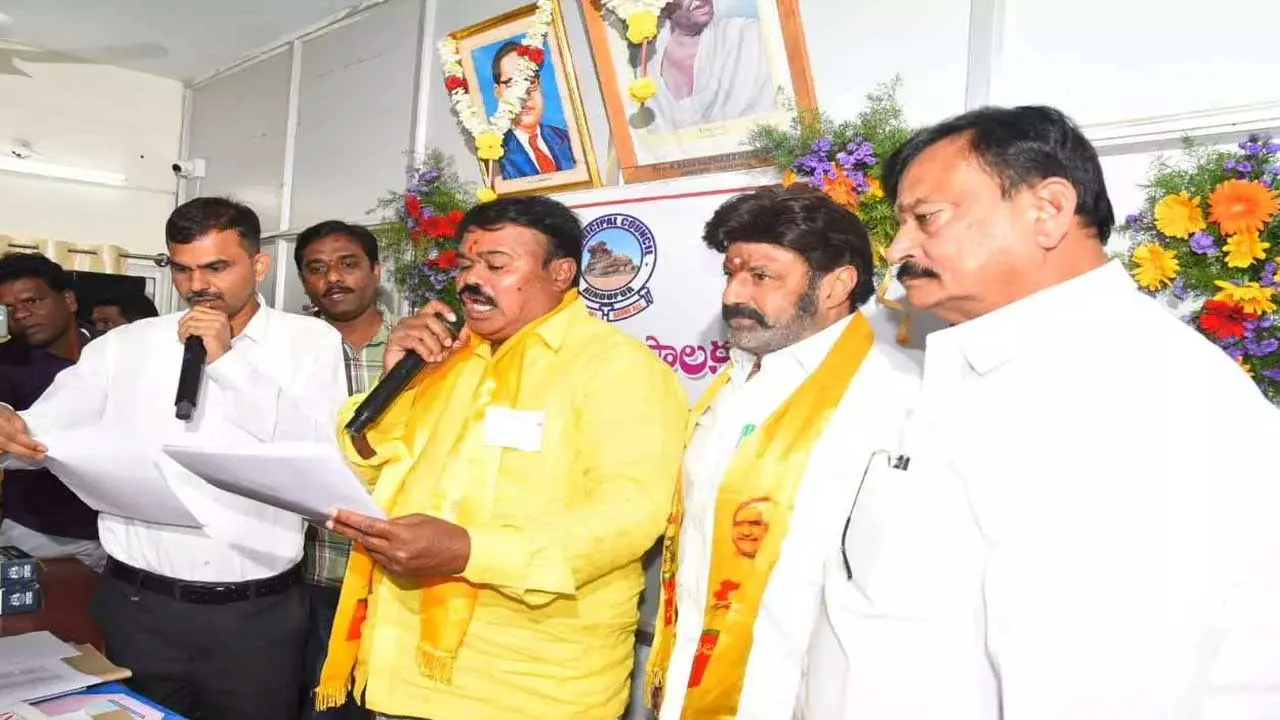 Hindupur : టీడీపీ ఖాతాలో హిందూపూర్ మున్సిపల్ చైర్మన్ పీఠం Hindupur : టీడీపీ ఖాతాలో హిందూపూర్ మున్సిపల్ చైర్మన్ పీఠం