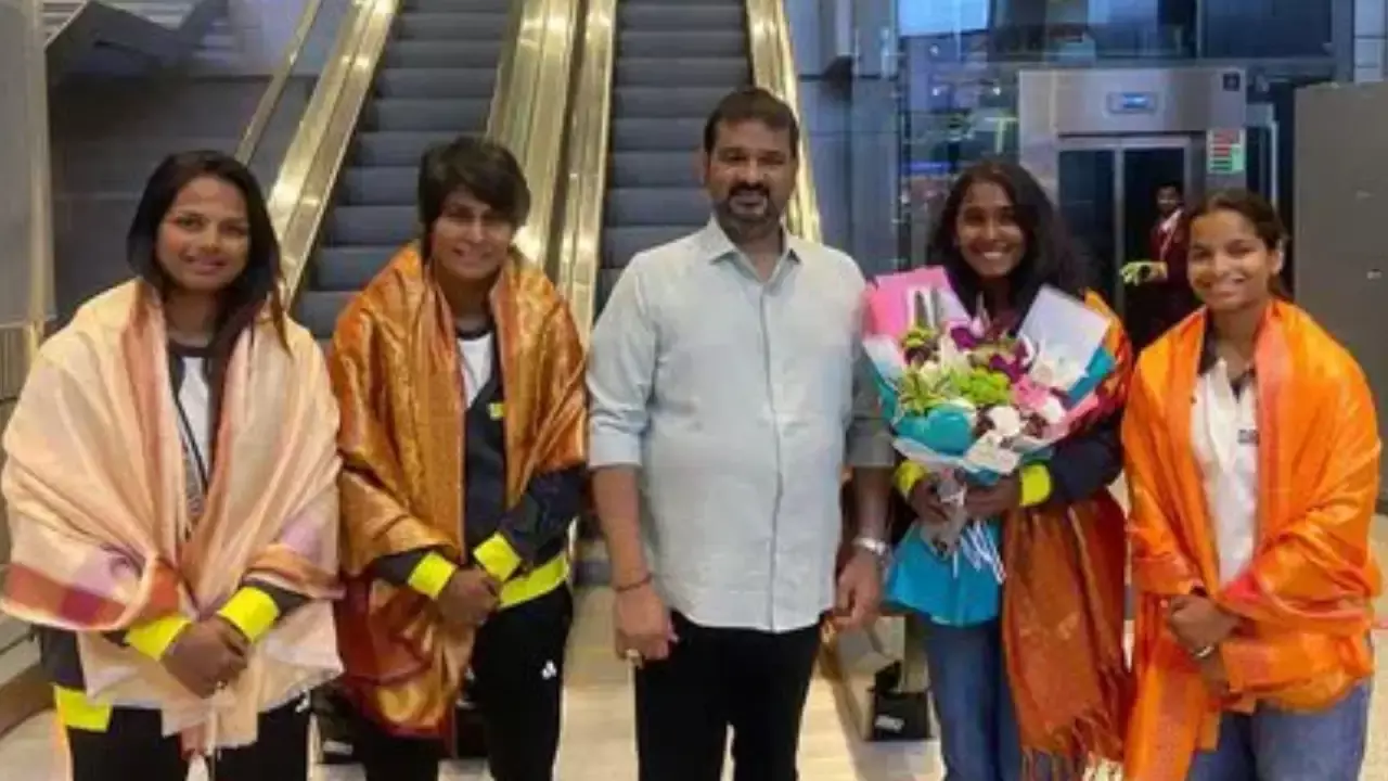 U-19 T20 Trisha : త్రిషకు గ్రాండ్ వెల్కమ్ .. హైదరాబాద్ చేరుకున్న భద్రాచలం బిడ్డ U-19 T20 Trisha : త్రిషకు గ్రాండ్ వెల్కమ్ .. హైదరాబాద్ చేరుకున్న భద్రాచలం బిడ్డ