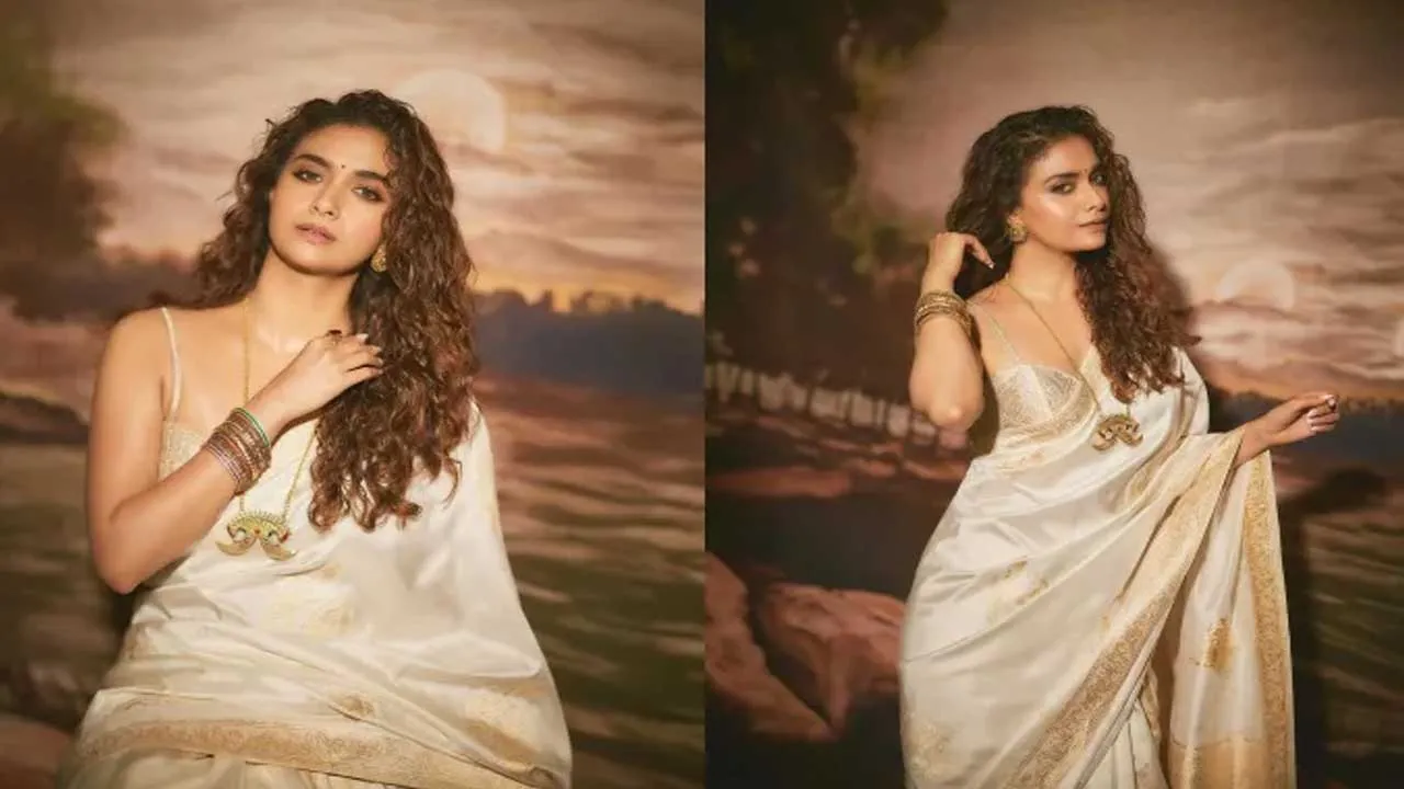 Keerthy Suresh : కీర్తి మెస్మరైజ్.. చీరలలోనే మోడ్రన్ టచ్ Keerthy Suresh : కీర్తి మెస్మరైజ్.. చీరలలోనే మోడ్రన్ టచ్