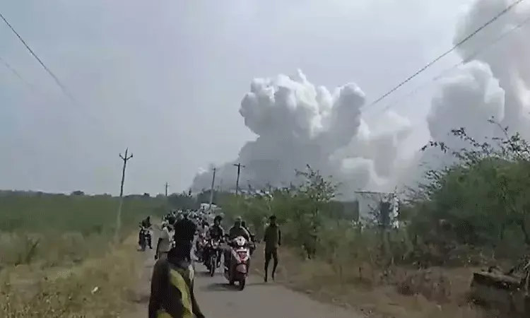 Tamilnadu: బాణాసంచా కర్మాగారంలో భారీ పేలుడు..  ఒకరు మృతి, ఏడుగురికి గాయాలు Tamilnadu: బాణాసంచా కర్మాగారంలో భారీ పేలుడు..  ఒకరు మృతి, ఏడుగురికి గాయాలు