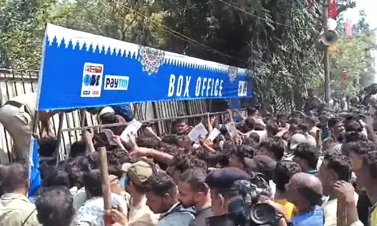 భారత్ vs ఇంగ్లాండ్ వన్డే మ్యాచ్ టికెట్ల కోసం తొక్కిసలాట.. వాటర్ గన్స్ ప్రయోగించిన పోలీసులు