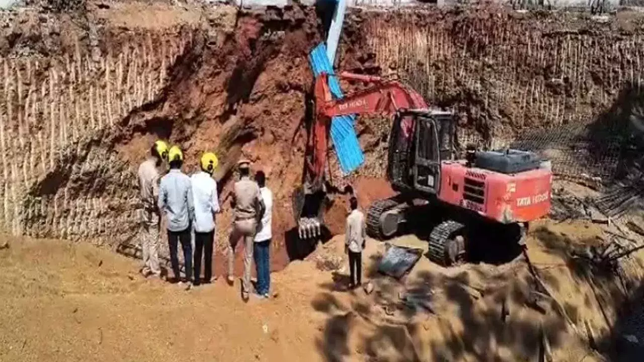 Hyderabad : కాంపౌండ్ వాల్ మట్టిపెళ్లలు పడి ముగ్గురి మృతి Hyderabad : కాంపౌండ్ వాల్ మట్టిపెళ్లలు పడి ముగ్గురి మృతి