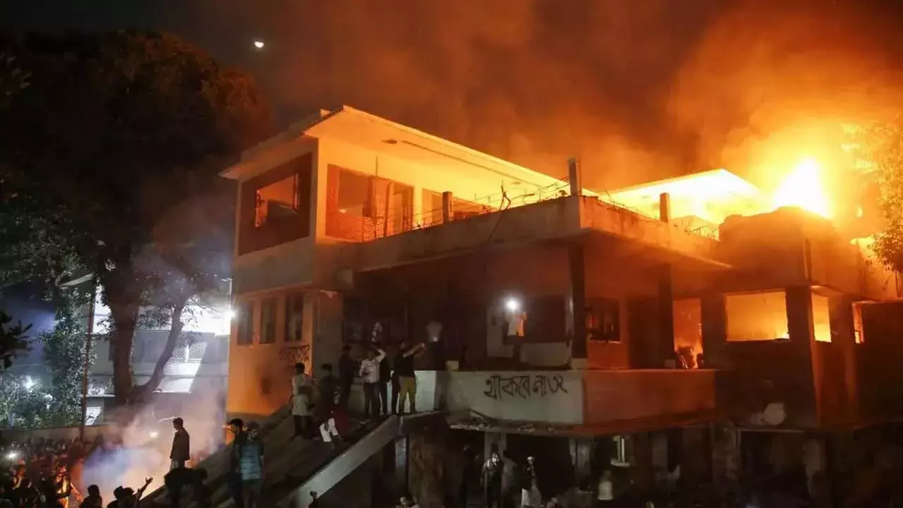 Bangladesh : బంగ్లాలో రెచ్చిపోయిన నిరసనకారులు.. మళ్లీ విధ్వంసం Bangladesh : బంగ్లాలో రెచ్చిపోయిన నిరసనకారులు.. మళ్లీ విధ్వంసం