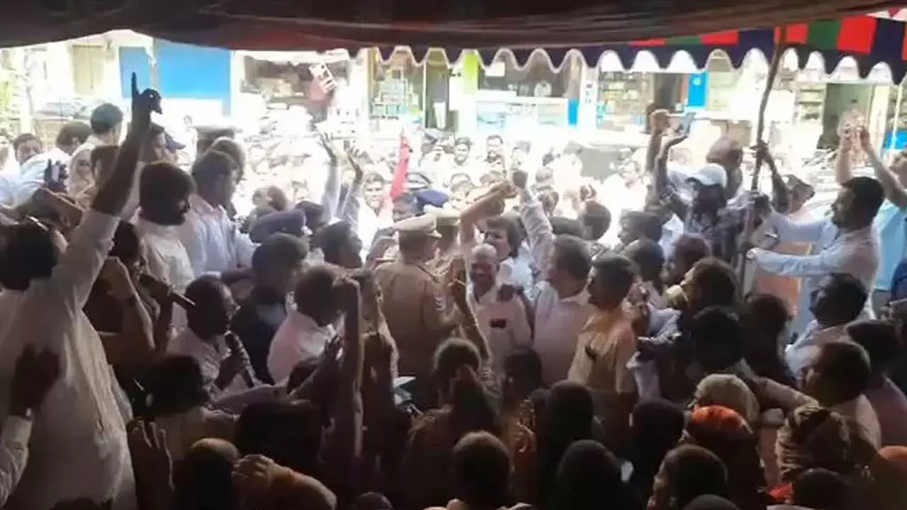 TG : కళ్యాణ లక్ష్మి చెక్కుల పంపిణీలో రసాభాస TG : కళ్యాణ లక్ష్మి చెక్కుల పంపిణీలో రసాభాస