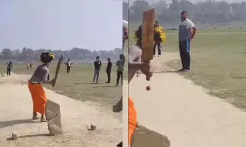 కుంభమేళాలో బాబాల ఆట విడుపు.. క్రికెట్ బ్యాట్ చేతపట్టి..