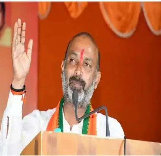 BANDI:ఆమ్ ఆద్మీ పార్టీని చీపురుతో ఊడ్చేశారు: బండి సంజయ్ BANDI:ఆమ్ ఆద్మీ పార్టీని చీపురుతో ఊడ్చేశారు: బండి సంజయ్
