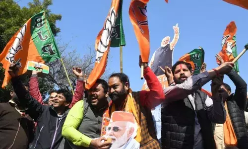 Delhi : ఢిల్లీని కమ్మేసి.. ఆప్ ను ఊడ్చేసిన కమలం Delhi : ఢిల్లీని కమ్మేసి.. ఆప్ ను ఊడ్చేసిన కమలం