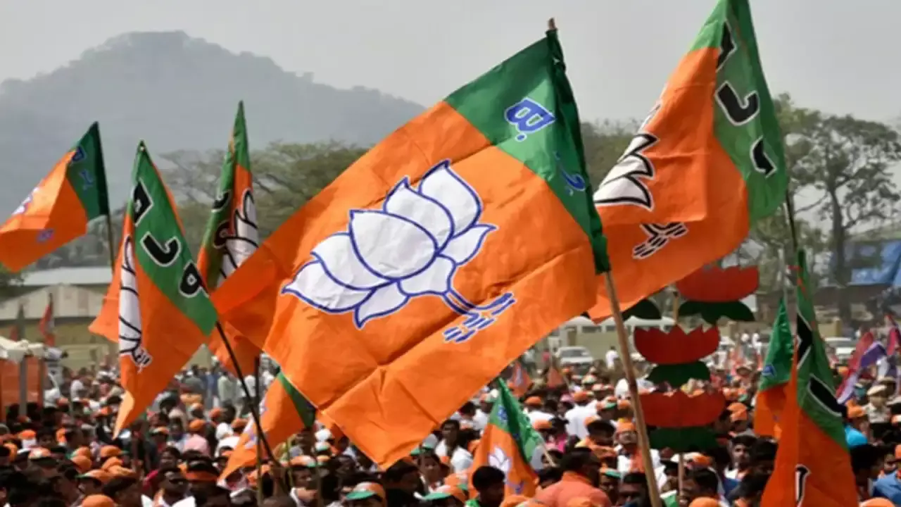 Delhi  : 27 ఏళ్ల తర్వాత ఢిల్లీ కోటపై కాషాయ జెండా Delhi  : 27 ఏళ్ల తర్వాత ఢిల్లీ కోటపై కాషాయ జెండా
