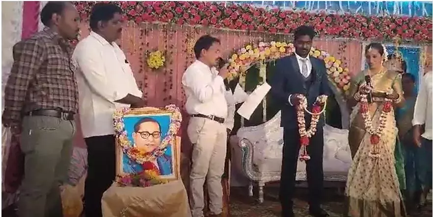 TS: రాజ్యాంగం సాక్షిగా ఒక్కటైన జంట TS: రాజ్యాంగం సాక్షిగా ఒక్కటైన జంట