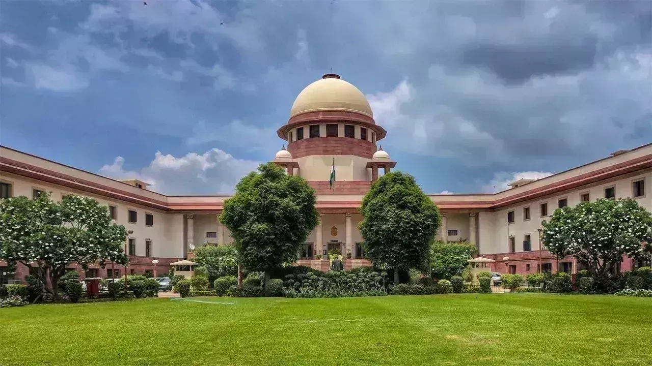 Supreme Court: దోషులుగా తేలిన రాజకీయ నాయకులు, పదవుల్లో ఉండొచ్చా? Supreme Court: దోషులుగా తేలిన రాజకీయ నాయకులు, పదవుల్లో ఉండొచ్చా?