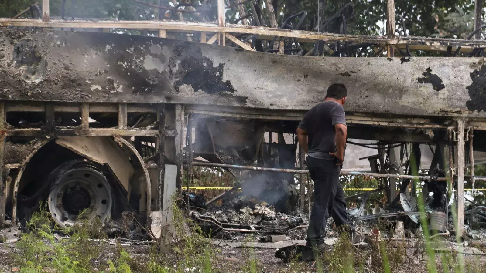 Bus Accident: బస్సును ఢీకొట్టిన ట్రక్కు, 41 మంది సజీవ దహనం Bus Accident: బస్సును ఢీకొట్టిన ట్రక్కు, 41 మంది సజీవ దహనం