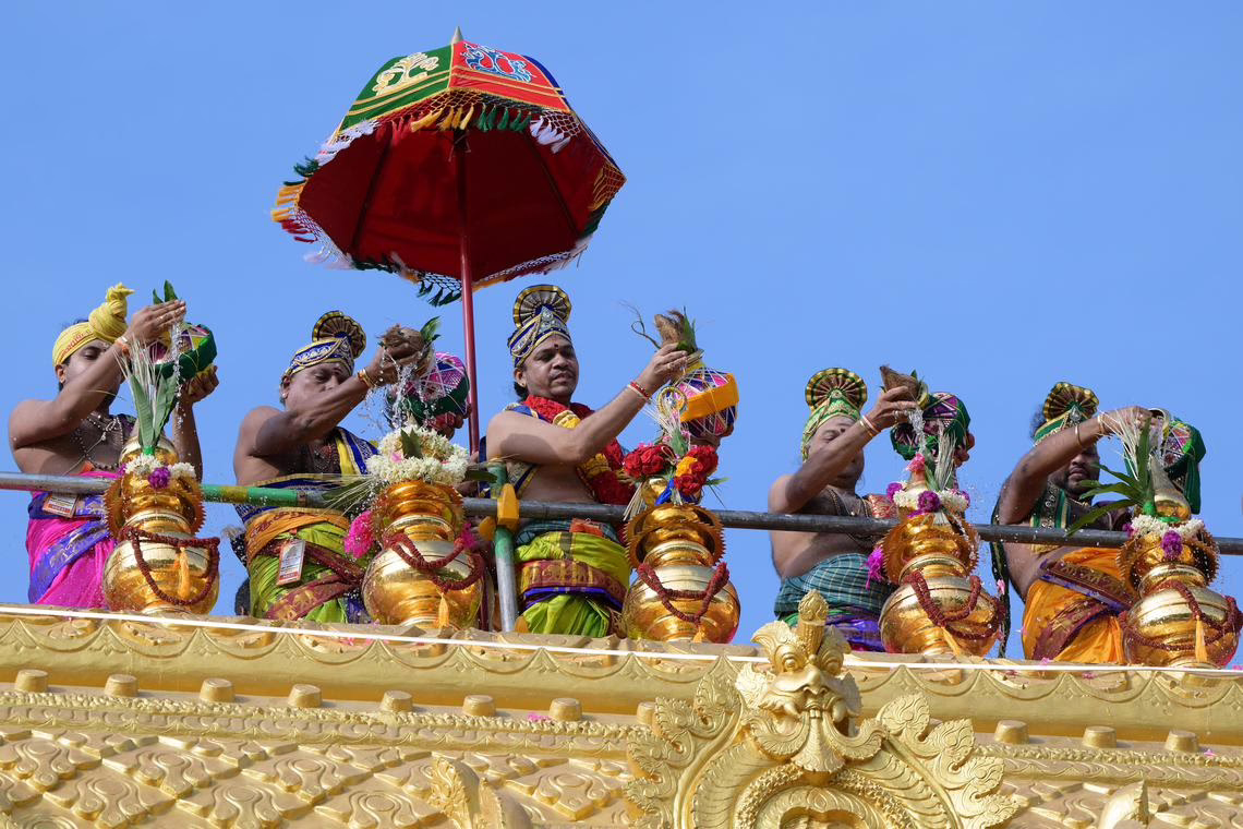 Singapore : పదివేల మంది భక్తులతో కలిసి హిందూ ఆలయంలో ప్రధాని పూజలు