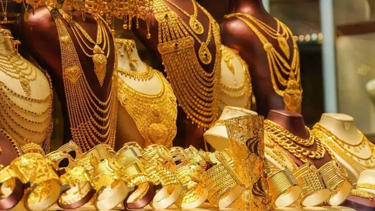 Gold Prices : భగ్గు మంటోన్న పసిడి... తులం బంగారం .. రూ. 1,01,547 Gold Prices : భగ్గు మంటోన్న పసిడి... తులం బంగారం .. రూ. 1,01,547