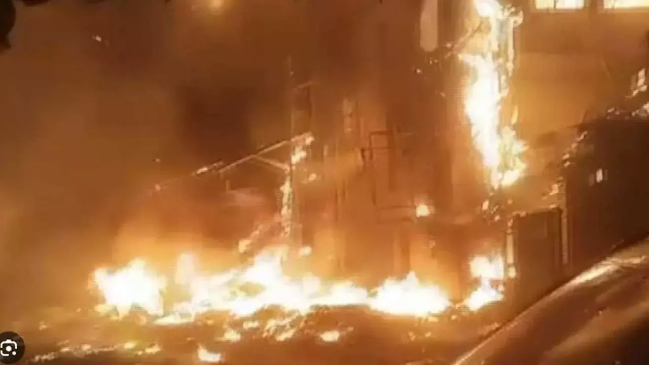Hyderabad : ఓల్డ్ సిటీలో అగ్నిప్రమాదం.. భారీ ఆస్తి నష్టం Hyderabad : ఓల్డ్ సిటీలో అగ్నిప్రమాదం.. భారీ ఆస్తి నష్టం