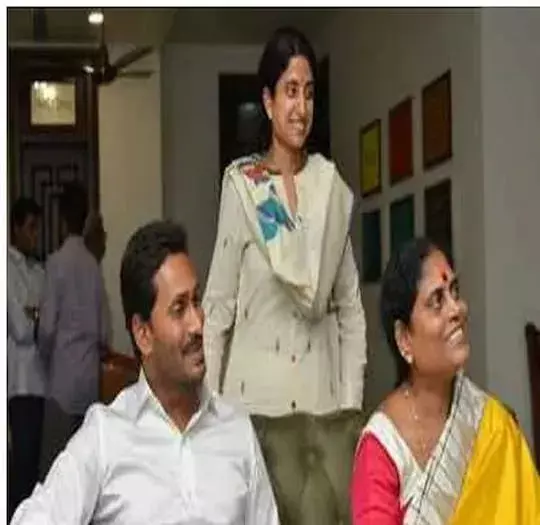 YS FAMILY: కోర్టు గదిలో నిలబెట్టడం కలచివేస్తోంది: విజయమ్మ YS FAMILY: కోర్టు గదిలో నిలబెట్టడం కలచివేస్తోంది: విజయమ్మ