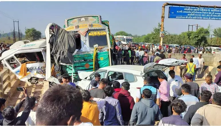 ACCIDENT: రోడ్డు ప్రమాదంలో ఏడుగురు మృతి ACCIDENT: రోడ్డు ప్రమాదంలో ఏడుగురు మృతి