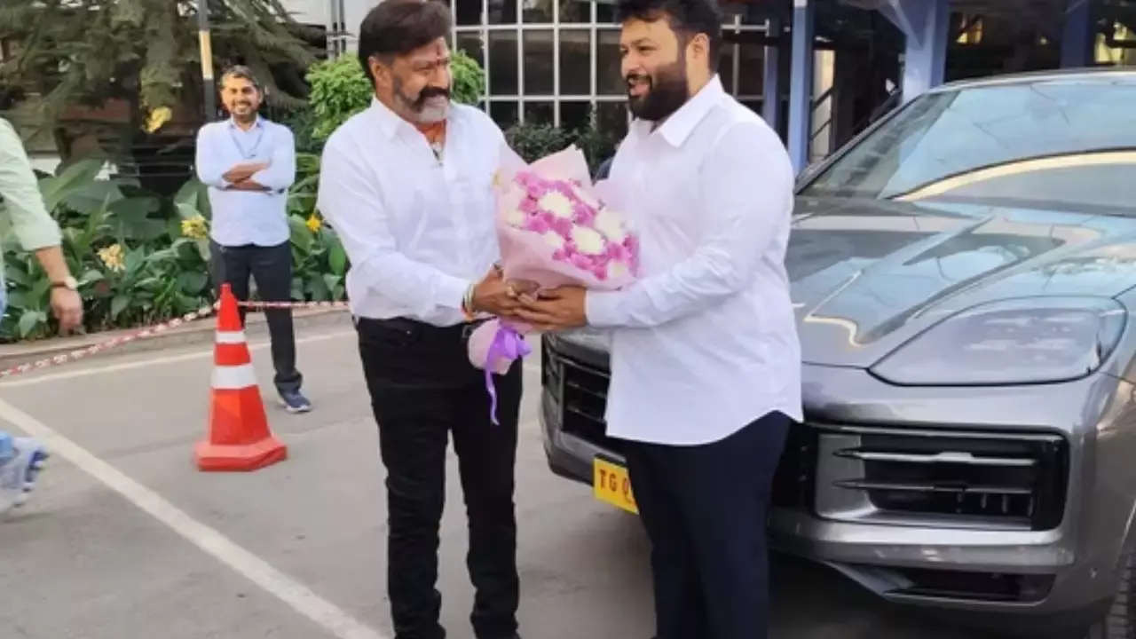 Balakrishna Gift : తమ్ముడికి ప్రేమతో తమన్ కు బాలయ్య కాస్ట్లీ గిఫ్ట్ Balakrishna Gift : తమ్ముడికి ప్రేమతో తమన్ కు బాలయ్య కాస్ట్లీ గిఫ్ట్