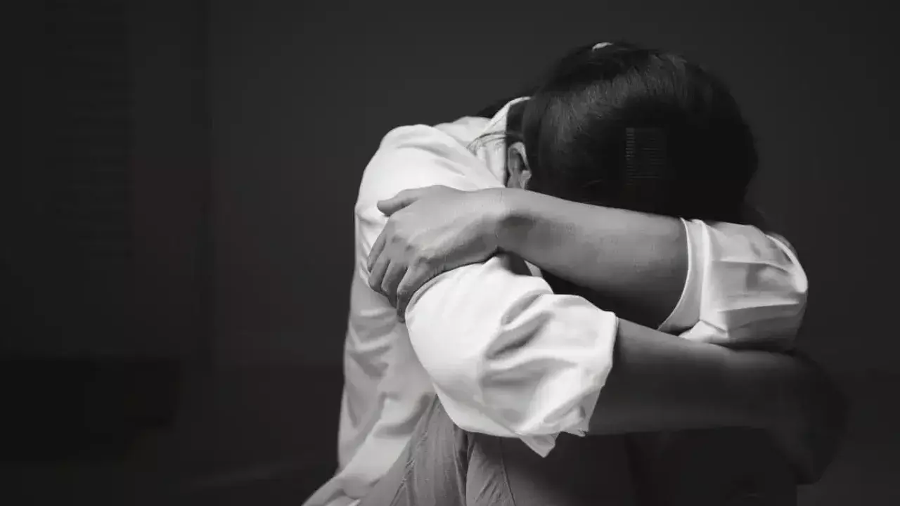 Teacher Harassment : గురుదక్షిణగా నాకు ప్రియురాలుగా ఉండు.. విద్యార్థినితో టీచర్ అనుచితంగా Teacher Harassment : గురుదక్షిణగా నాకు ప్రియురాలుగా ఉండు.. విద్యార్థినితో టీచర్ అనుచితంగా