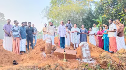 Kerala: కాథలిక్ చర్చి ఆవరణలో బయటపట్ట శివలింగం, హిందూ మతపరమైన చిహ్నాలు Kerala: కాథలిక్ చర్చి ఆవరణలో బయటపట్ట శివలింగం, హిందూ మతపరమైన చిహ్నాలు