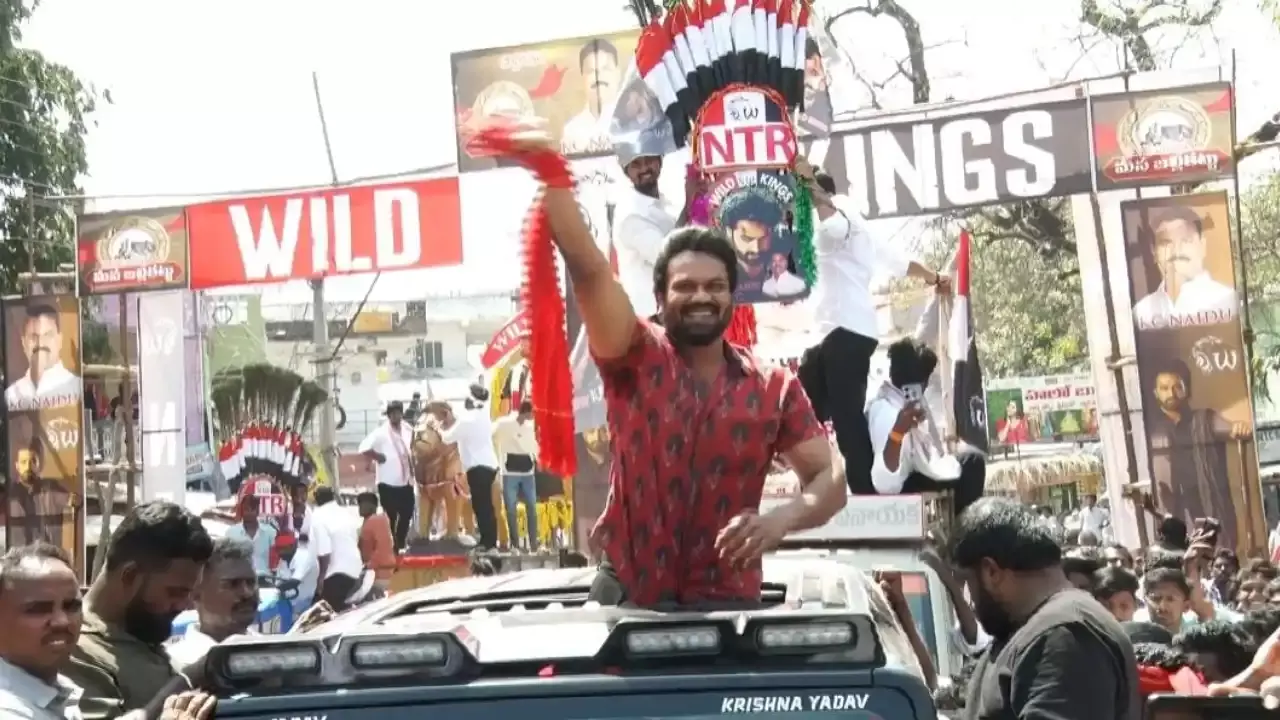 Manoj :  మంచు మనోజ్ కు ఘన స్వాగతం పలికిన టిడిపి, జనసేన, ఎన్టీఆర్ ఫ్యాన్స్ Manoj :  మంచు మనోజ్ కు ఘన స్వాగతం పలికిన టిడిపి, జనసేన, ఎన్టీఆర్ ఫ్యాన్స్