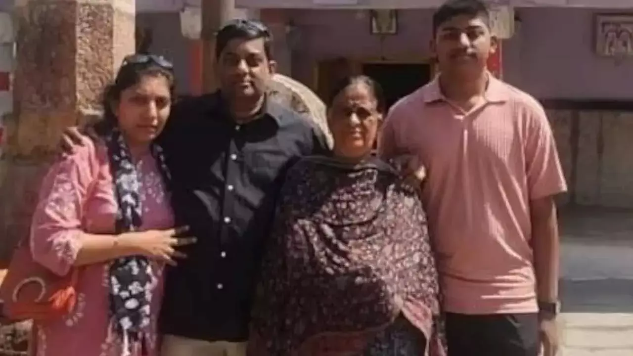 Family Suicide : విషాదం.. కుటుంబమంతా ఆత్మహత్య Family Suicide : విషాదం.. కుటుంబమంతా ఆత్మహత్య