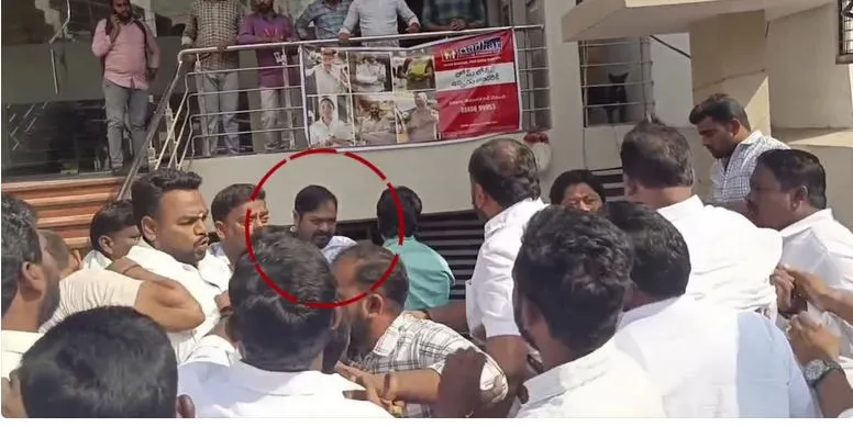 AP: తునిలో హై టెన్షన్..పోలీసుల లాఠీఛార్జ్ AP: తునిలో హై టెన్షన్..పోలీసుల లాఠీఛార్జ్