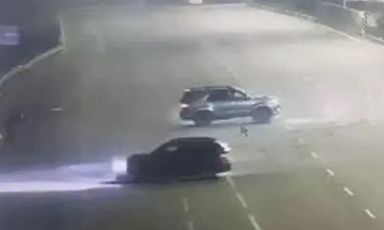 Hyderabad: ప్రమాదాలు పట్టని విద్యార్థులు.. రోడ్డు మీద ప్రమాదకర విన్యాసాలు..