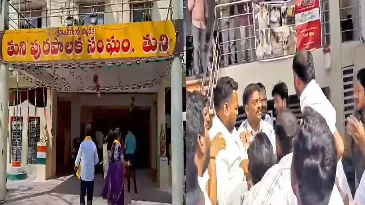 Tuni : తుని మున్సిపల్ వైస్ చైర్మన్ ఎన్నిక వాయిదా Tuni : తుని మున్సిపల్ వైస్ చైర్మన్ ఎన్నిక వాయిదా