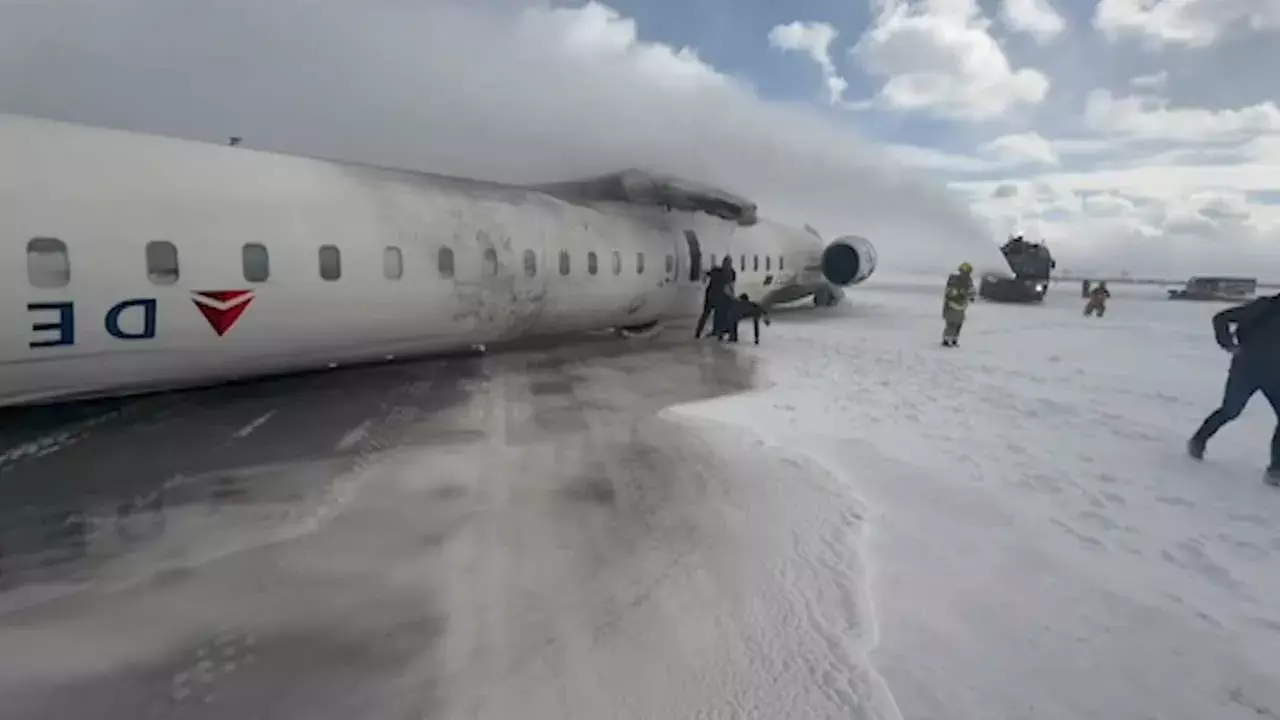 Canada Plane Crash : కెనడాలో విమానం క్రాష్ ల్యాండింగ్ Canada Plane Crash : కెనడాలో విమానం క్రాష్ ల్యాండింగ్