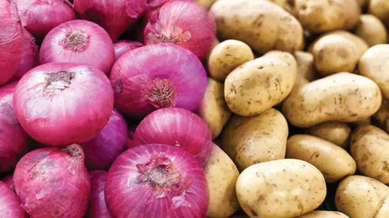 Potato and Onion Prices : పెరుగుతున్న ఆలు, ఉల్లి ధరలు.. కారణాలు ఇవే Potato and Onion Prices : పెరుగుతున్న ఆలు, ఉల్లి ధరలు.. కారణాలు ఇవే