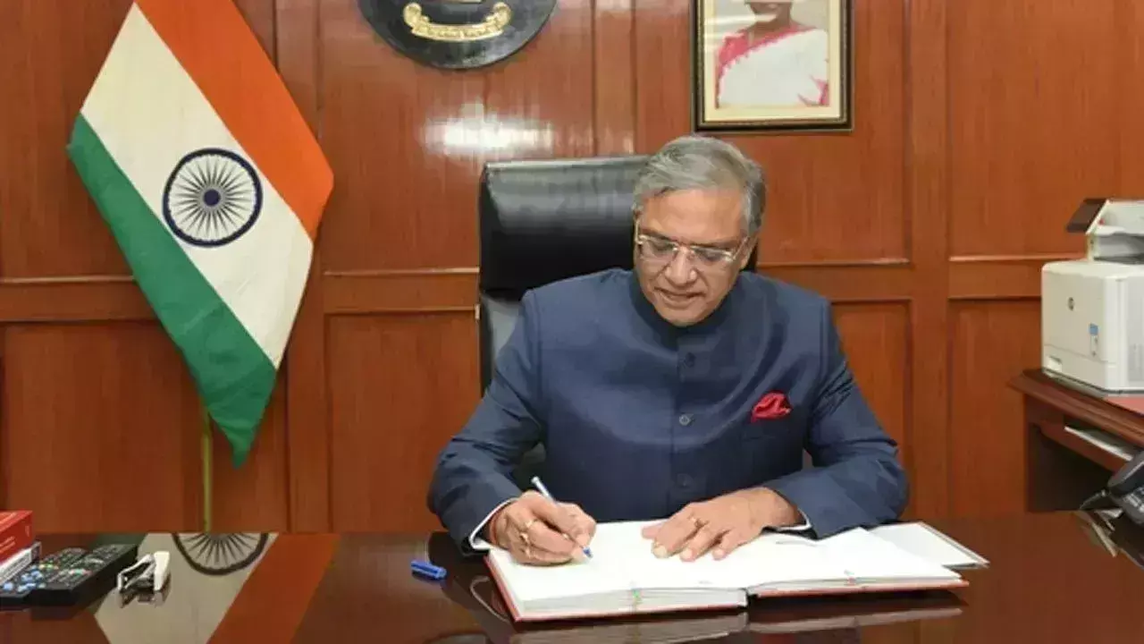 Gyanesh Kumar: సీఈసీ  బాధ్యతలు స్వీకరించిన జ్ఞానేష్ కుమార్ Gyanesh Kumar: సీఈసీ  బాధ్యతలు స్వీకరించిన జ్ఞానేష్ కుమార్