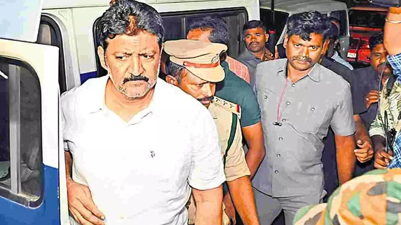 Vallabhaneni Vamsi Case : వల్లభనేని వంశీపై పోలీసుల చేతిలో బలమైన సాక్ష్యాధారాలు Vallabhaneni Vamsi Case : వల్లభనేని వంశీపై పోలీసుల చేతిలో బలమైన సాక్ష్యాధారాలు