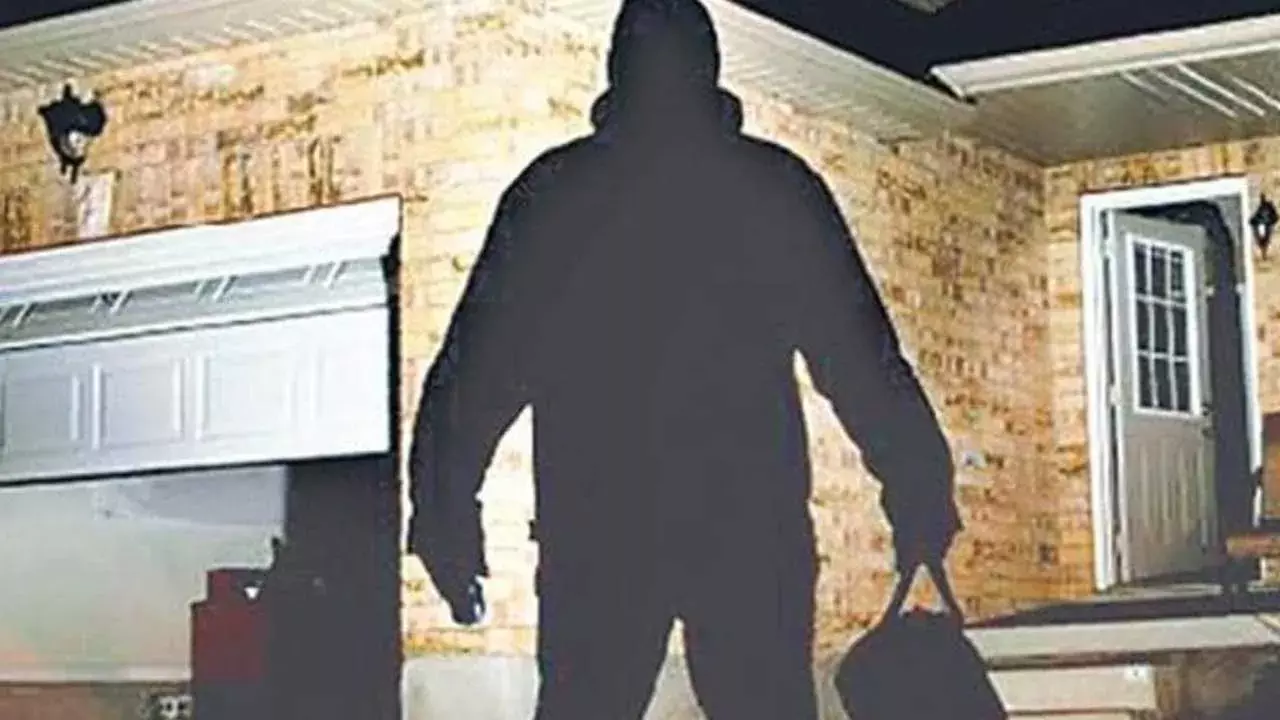 Robbery : దొంగలు బీభత్సం .. నాలుగిళ్లల్లో చోరీలు Robbery : దొంగలు బీభత్సం .. నాలుగిళ్లల్లో చోరీలు