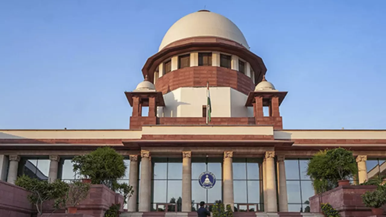 Supreme Court :హైకోర్టు జడ్జీలపై లోక్పాల్ విచారణ ఆదేశాలను నిలిపివేసిన సుప్రీంకోర్టు Supreme Court :హైకోర్టు జడ్జీలపై లోక్పాల్ విచారణ ఆదేశాలను నిలిపివేసిన సుప్రీంకోర్టు