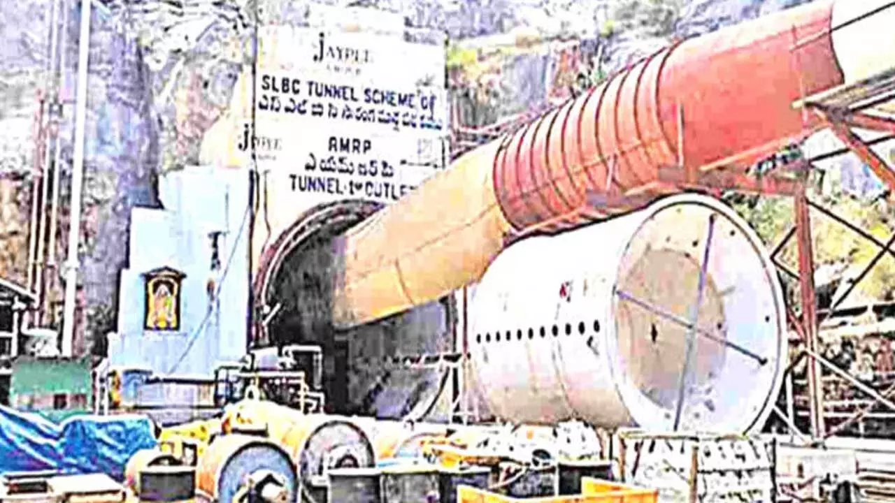 Tunnel Accident : టన్నెల్ ప్రమాదం.. ఏడుగురి కోసం గాలింపు! Tunnel Accident : టన్నెల్ ప్రమాదం.. ఏడుగురి కోసం గాలింపు!