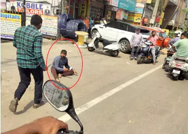 CRIME: పట్టపగలు.. నడిరోడ్డుపై తండ్రిని పొడిచి చంపిన కొడుకు