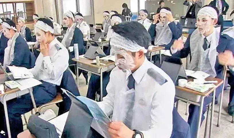 Makeup Classes: పోలీసులకు మేకప్ క్లాసులు Makeup Classes: పోలీసులకు మేకప్ క్లాసులు