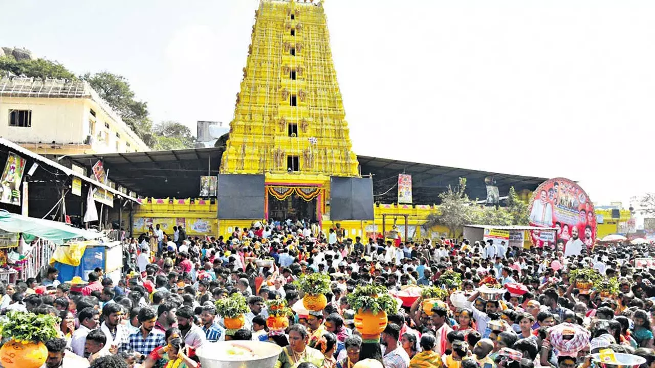 Komurelli Temple : మహాశివరాత్రికి కొమురెల్లి క్షేత్రం ముస్తాబు.. స్పెషల్ పూజలు ఇవే Komurelli Temple : మహాశివరాత్రికి కొమురెల్లి క్షేత్రం ముస్తాబు.. స్పెషల్ పూజలు ఇవే