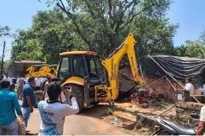 IND vs PAK: భారత్-పాక్ మ్యాచ్ సందర్భంగా పాక్ అనుకూల నినాదాలు , బుల్డోజర్తో షాప్ కూల్చివేత IND vs PAK: భారత్-పాక్ మ్యాచ్ సందర్భంగా పాక్ అనుకూల నినాదాలు , బుల్డోజర్తో షాప్ కూల్చివేత